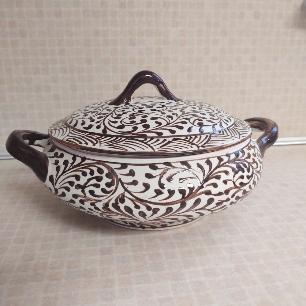 HAND PAINTED CERAMIC COVERED BOWL WITH HANDLES, BROWN ON IVORY